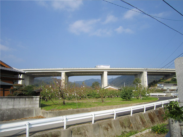 板野小学校北の高架橋